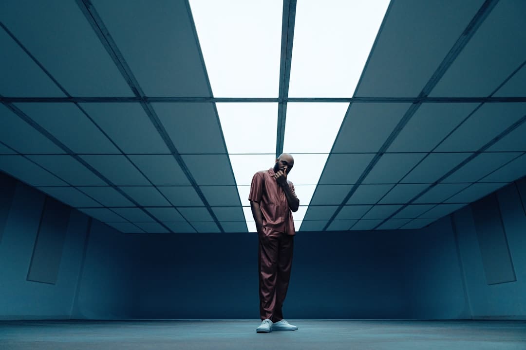 动作违法爽片《捕风追影》曝插曲《狼群的规则》MV及多款制式海报